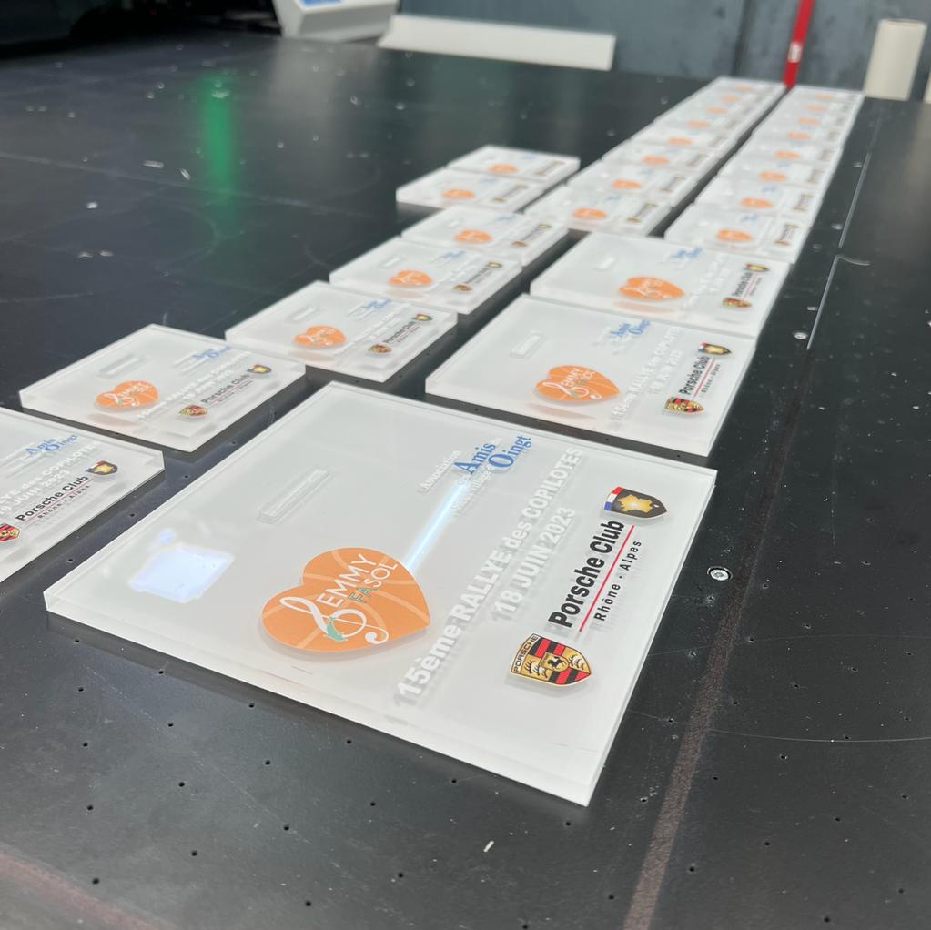 Porsche club objets publicitaires trophees personnalises en plexiglas