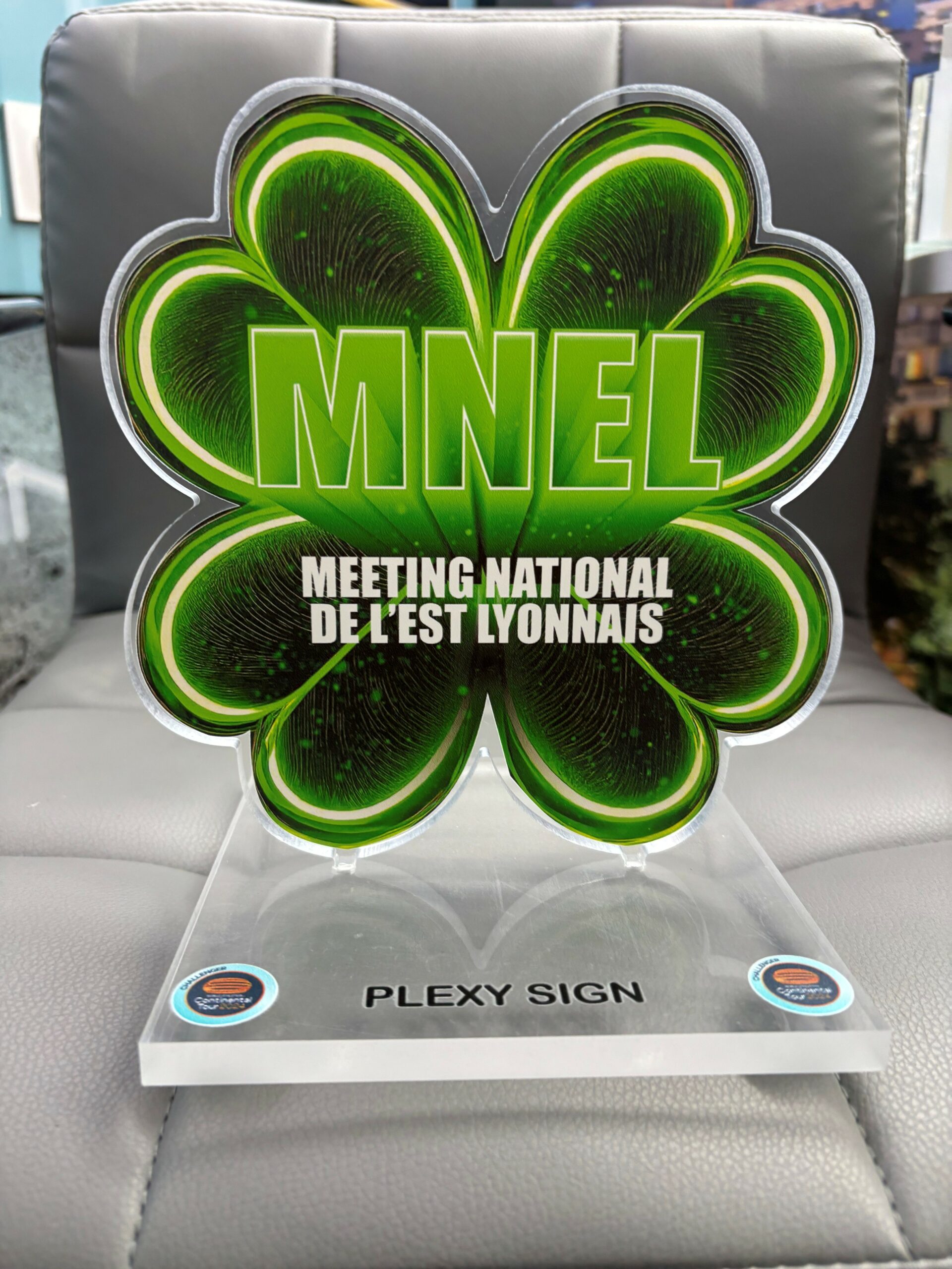 mnel objets publicitaires trophees personnalises en plexiglas