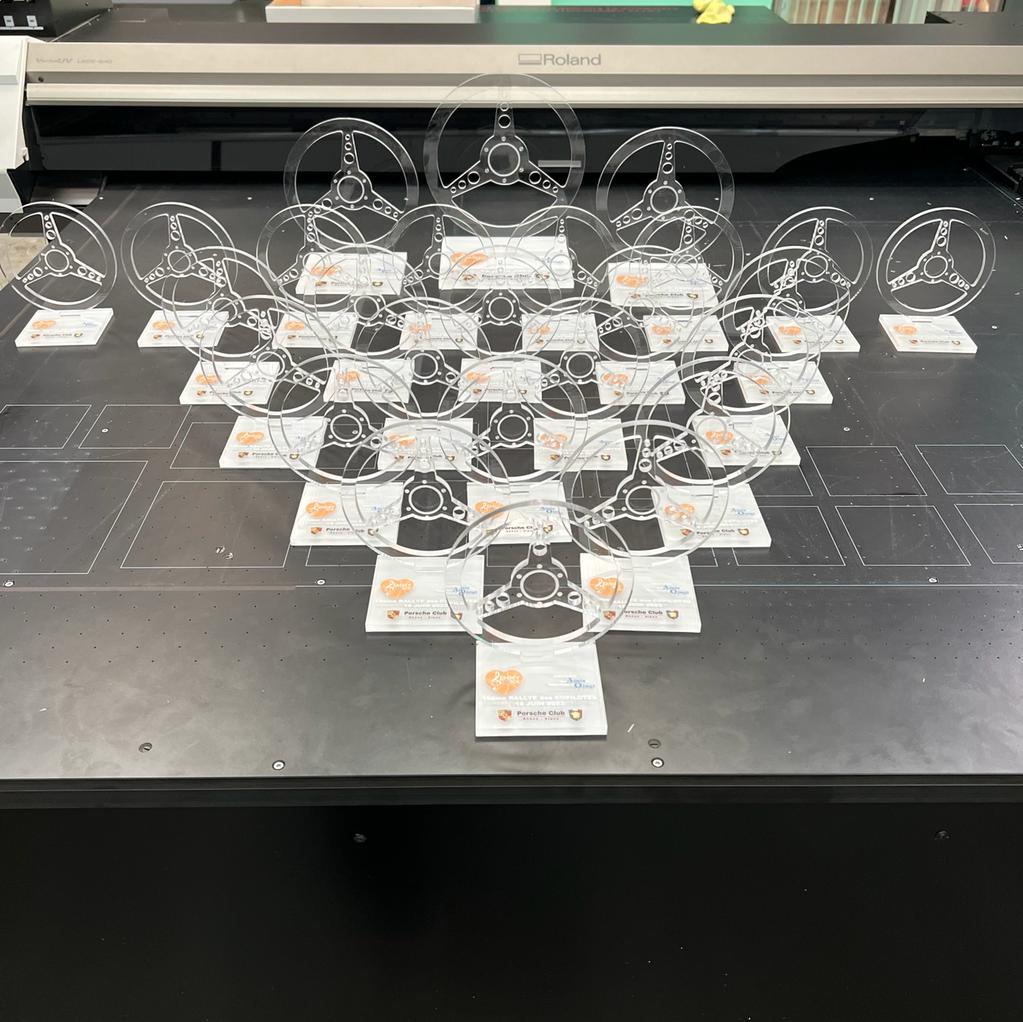 objets publicitaires trophees personnalises en plexiglas